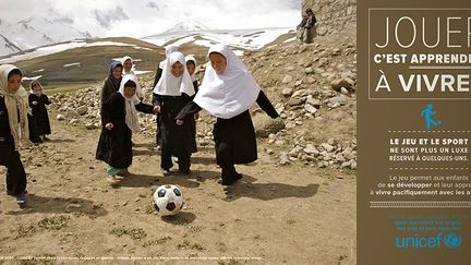 L’UNICEF fournit des kits récréatifs, ludiques et sportifs : frisbee, cordes à sauter, filet, ballons de foot et de volley, sifflets, tableaux, craies…
 
 
 
 (UNICEF/Asselin)