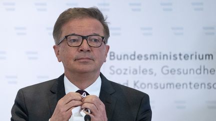 Le ministre autrichien de la Santé Rudolf Anschober démissionne, le 13 avril 2021 à Vienne. (JOE KLAMAR / AFP)