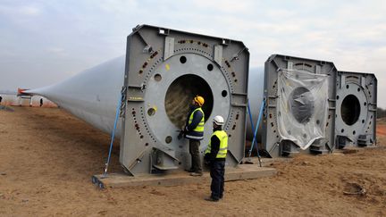 Trois pales d'une éolienne encore au sol à Frossay (Loire-Atlantique). (FRANK PERRY / AFP)