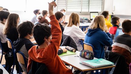 Une classe de collégiens, à Rieumes (Haute-Garonne), le 4 mai 2021. (ADRIEN NOWAK / HANS LUCAS / AFP)