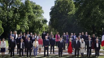 Les vacances approchent pour le gouvernement français.&nbsp;Élisabeth&nbsp;Borne reçoit, dans la soirée du mercredi 3 août, ses ministres pour un dîner sans Emmanuel Macron, qui est déjà au fort de&nbsp;Brégançon, comme l'explique le journaliste Hugo&nbsp;Capelli, présent sur le plateau du 8 Heures, mercredi 3 août. (FRANCE 2)