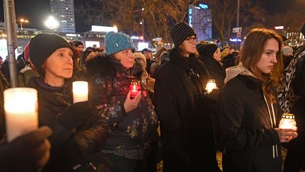 Des centaines de personnes se sont rassemblées à Varsovie lundi 14 janvier sous le slogan "Stop à la haine", après la mort de&nbsp;Pawel Adamowicz. (JANEK SKARZYNSKI / AFP)