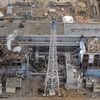 Les bâtiments 3 et 4 de la centrale de Fukushima Daiichi, au Japon, le 2 avril 2011. (AIR PHOTO SERVICE / AFP)