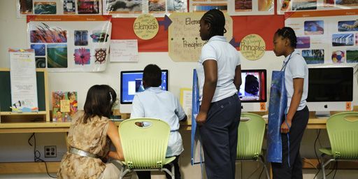 La Première dame des Etats-Unis, Michelle Obama (à gauche) en visite à Savoy School, école de Washington, le 24-5-2013.  (Reuters - Jonathan Ernst)