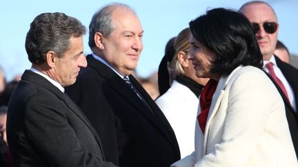 L'ancien président français Nicolas Sarkozy salue la présidente de la Géorgie,&nbsp;Salomé Zourabichvili, lors de l'investiture de cette dernière, le 16 décembre 2018 à Telavi. (AFP / SALOME ZURABISHVILI'S PRESS SERVICE / HO)