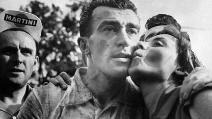 Une attitude d&eacute;j&agrave; adopt&eacute;e en 1955 par la chanteuse Annie Cordy et le coureur Louison Bobet &agrave; Namur (Belgique). (AFP)