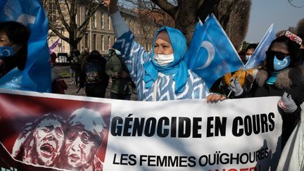 Des femmes ouïghours manifestent, le 8 mars 2021 à Paris. (EDOUARD MONFRAIS / HANS LUCAS / AFP)