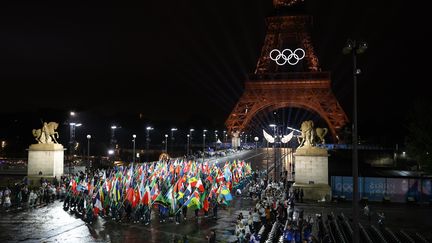 L'arrivée du drapeau olympique au Trocadéro lors de la cérémonie d'ouverture des Jeux olympiques, le 26 juillet 2024. (JULIEN MATTIA / LE PICTORIUM / MAXPPP)