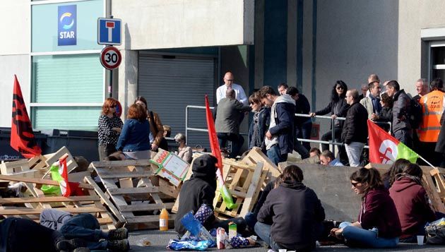 &nbsp; (Des sites pétroliers bloqués ce jeudi, des routes ou encore des dépôts de bus comme ici à Rennes © MaxPPP)