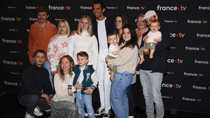 Le chanteur Mika, parrain de la 38eme édition du Téléthon, en compagnie des familles ambassadrices de l'événement, le 24 octobre 2024 à Paris. (GREGOIRE CAMPIONE / AFP)