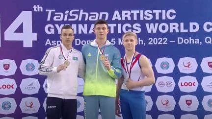 L'Ukrainien Illia Kovtun a remporté la médaille d'or lors de l'épreuve de coupe du monde de gymnastique artistique à Doha (Qatar), devant le&nbsp;Kazakh Milad Karimi (à g.) et le Russe&nbsp;Ivan Kuliak&nbsp;(à d.), le 5 mars.&nbsp;  (Capture d'écran / Federazione Ginnastica d'Italia)