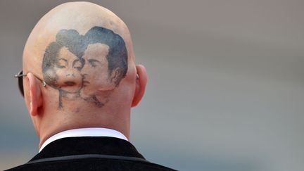 Le cr&acirc;ne ras&eacute; et maquill&eacute; fa&ccedil;on tatouage de l'acteur am&eacute;ricain James Franco lors du festival de Venise (Italie), le 6 septembre 2014. (TIZIANA FABI / AFP)