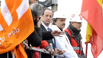 Fran&ccedil;ois Hollande, alors candidat &agrave; l'&eacute;lection pr&eacute;sidentielle, en visite &agrave; Florange (Moselle), le 24 f&eacute;vrier 2012. (JEAN-CHRISTOPHE VERHAEGEN / AFP)