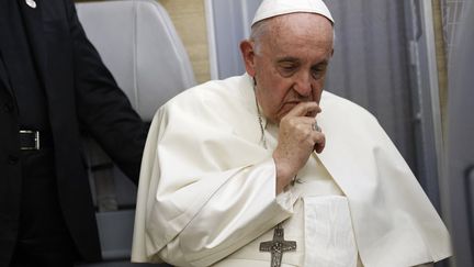 Le pape François lors d'une conférence de presse, le 29 juillet 2022, à bord de son avion&nbsp;le ramenant à Rome. (GUGLIELMO MANGIAPANE / POOL)