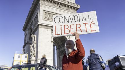 Un participant au "convoi de la libert" devant l'Arc de Triomphe à Paris, le 22 février 2022. (CLAIRE SERIE / HANS LUCAS VIA AFP)