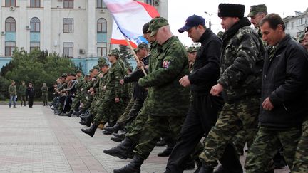 Des militaires russes et des forces pro-russes paradent &agrave; Simf&eacute;ropol en Crim&eacute;e, le 12 avril 2014. (YURI LASHOV / AFP)