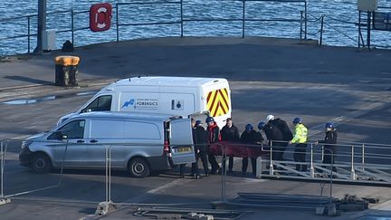 Le corps d'Emiliano Sala est débarqué à terre, le 7 février 2019 à Weymouth (Royaume-Uni). (GLYN KIRK / AFP)