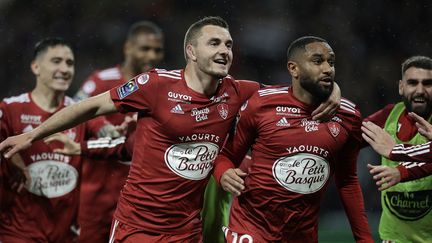 Les joueurs du Stade brestois célèbrent leur deuxième but contre Toulouse le 19 mai 2024. (VALENTINE CHAPUIS / AFP)