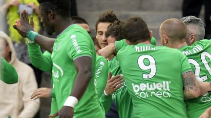 Nolan Roux (N.9) et ses coéquipiers de Saint-Etienne célèbrent le but de Benjamin Corgnet contre le SCO Angers. (JEAN-PHILIPPE KSIAZEK / AFP)