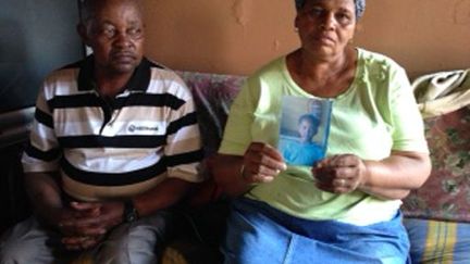 Les grands-parents montrent la photo d'Anelisa Mkondo. Agée de 5 ans, elle a été violée puis assassinée. Son corps a été retrouvé dans une décharge, à quelques pas de chez elle. Une semaine plus tard, le meurtrier a tué deux autres enfants.  (Stéphane Dubun)