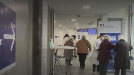 Dans le&nbsp;centre de vaccination de La Courneuve (Seine-Saint-Denis). (FRANCE 2)