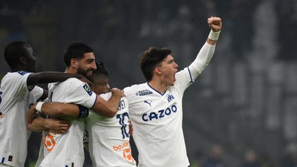 Les joueurs marseillais célèbrent la victoire contre Toulouse lors de la 16e journée de Ligue au stade Vélodrome, le 29 décembre 2022. (NICOLAS TUCAT / AFP)