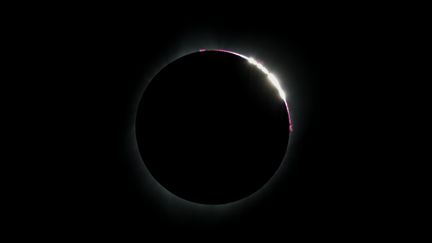 L'éclipse est totale au-dessus de Madras (Oregon), le 21 août 2017, et on peut observer l'effet des "perles de Bailly" : des points lumineux apparaissent aux endroits où la lumière du soleil passe à travers les vallées de la Lune. (STAN HONDA / AFP)