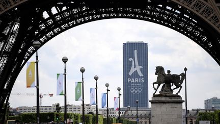 La tour Montparnasse vue depuis la tour Eiffel, le 13 mai 2017, à Paris. (FRANCK FIFE / AFP)