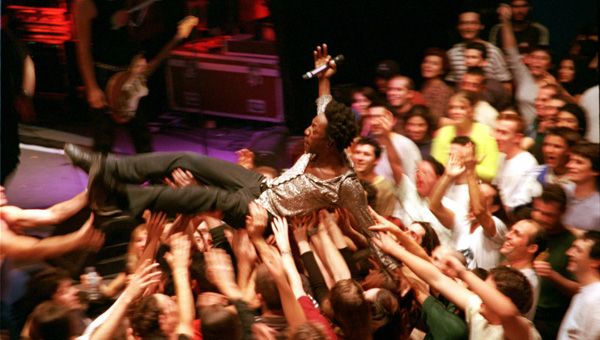 Marco Prince de FFF porté par la foule lors d'un concert le 8 décembre 2000 à Perpignan.
 (BEP/ L&#039;indépendant/Max PPP )