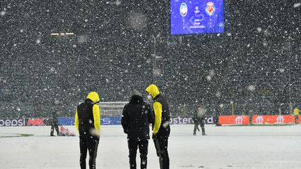 Les joueurs de Villareal sur la pelouse impraticable de Bergame, le mercredi 8 décembre 2021. (ISABELLA BONOTTO / AFP)