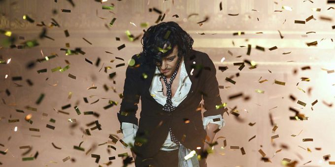 John Galliano salue aorès le défilé Dior en octobre 2010, à Paris
 (AFP. F.Guillot)