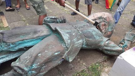 La statue déboulonnée du colon Pierre Belain d’Esnambuc, en Martinique, le 26 juillet 2020. (FRANCOIS MARLIN / LA PREMIERE)