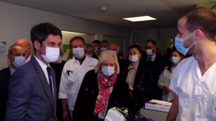 Accompagné de Catherine Vautrin, nouvelle ministre de la Santé, Gabriel Attal s'est rendu au CHU de Dijon (Côte-d'Or), samedi 13 janvier. Le nouveau Premier ministre a promis un investissement de 32 milliards d'euros supplémentaires pour le secteur de la santé dans les cinq ans à venir. (FRANCEINFO)