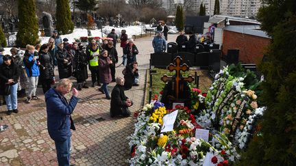 Des personnes se recueillent devant la tombe d'Alexei Navalny, au cimetière Borisovo, à Moscou, le 26 mars 2024. (OLGA MALTSEVA / AFP)