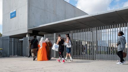 Devant un lycée de Marseille, en juin 2023 (illustration). (GILLES BADER / MAXPPP)