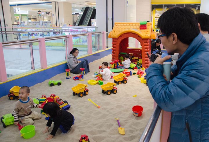 Pour de nombreux parents, le bac &agrave; sable de Joy&nbsp;City, un centre commercial g&eacute;ant de P&eacute;kin,&nbsp;est devenu une alternative au parc les jours de pollution, comme dimanche 19 janvier 2014. (THOMAS BAIETTO / FRANCETV INFO)