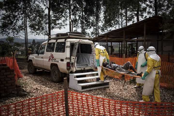 Des agents de santé déplacent un malade d'Ebola vers un hôpital&nbsp;de la province du Nord-Kivu, le 4 novembre 2018. (JOHN WESSELS / AFP)