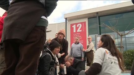 Un journaliste de France Bleu Drôme-Ardèche a été visé à l'œil par un jet de gaz lacrymogène projeté par un vigile, mardi 19 décembre 2017. (CAPTURE D'ÉCRAN FRANCE 3 AUVERGNE-RHÖNE-ALPES)