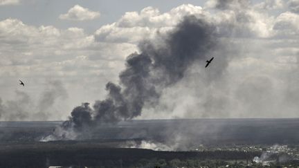 Des panaches de fumée au-dessus de Sievierodonetsk (Ukraine), le 8 juin 2022. (ARIS MESSINIS / AFP)