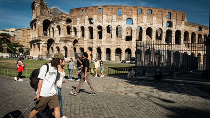 Des touristes et des habitants devant le Colisée, à Rome (Italie), le 29 septembre 2020.&nbsp; (ANDREA RONCHINI, RONCHINI / NURPHOTO / AFP)