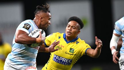 Teddy Thomas (Racing 92) file à l'essai contre Clermont le samedi 8 mai à l'Arena de Nanterre. (ANNE-CHRISTINE POUJOULAT / AFP)