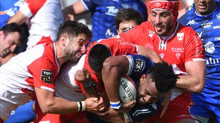 Le centre fidjien de Castres Vilimoni Botitu lors de la large victoire du CO à Biarritz, samedi 30 avril 2022. (GAIZKA IROZ / AFP)