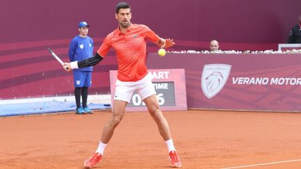 Novak Djokovic, lors du tournoi de Banja Luka (Bosnie-Herzégovine), le 19 avril 2023. (MIOMIR JAKOVLJEVIC / AFP)