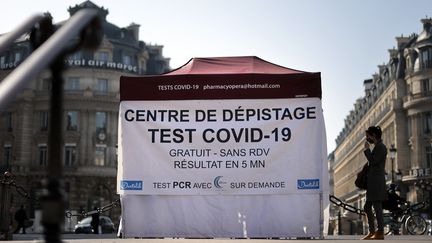 Une patiente attend à l'extérieur d'une tente avant de subir un test antigénique, place de l'Opéra à Paris, le 31 mars 2021. (THOMAS COEX / AFP)