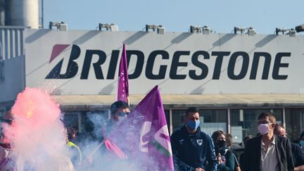 Des salariés et représentants du personnel devant l'usine de Béthune, le 17 septembre 2020. (DENIS CHARLET / AFP)