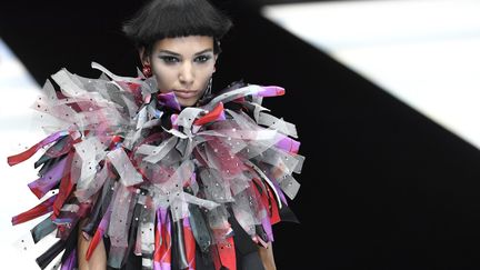 Giorgio Armani a oublié pour un temps la dureté du monde et les inquiétudes géopolitiques du moment. Sa collection respirait la modernité, avec des imprimés aux couleurs vives et des coupes nettes. "Ce n'est pas parce qu'on vit un moment triste que je dois rendre les femmes tristes sur les podiums", a déclaré le vétéran de 83 ans après son show organisé au théâtre Armani. La garde-robe regorgeait de petites vestes, robes courtes aux ourlets asymétriques et jupes plissées étincelantes. Les tailleurs pantalon aux vestes vaporeuses, ornés de brillants, et des jupes de soie vertes ou argent complétaient un vestiaire qui exprime "l'élégance linéaire et sophistiquée" du langage Armani. Après une année difficile marquée par une baisse de ses ventes, le groupe de luxe a annoncé en juillet une réorganisation de ses marques afin de répondre aux "changements constants du marché". Les enseignes Armani Collection et Armani Jeans vont être absorbées par Emporio Armani, afin de mieux concentrer l'activité sur le luxe avec l'enseigne Giorgio Armani ou sur la mode avec l'enseigne Emporio Armani.
 (Andreas SOLARO / AFP)