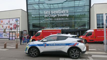 Le centre commercial de&nbsp;Claye-Souilly (Seine-et-Marne), samedi 10 juillet 2021 après l'agression de deux vendeurs d'une boutique de téléphonique par un homme armé d'un couteau. (MAXPPP)