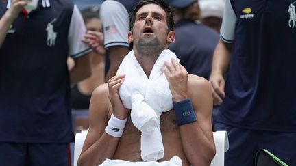 Novak Djokovic, éprouvé par l'intense chaleur à New York (TIMOTHY A. CLARY / AFP)