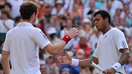 Jo-Wilfried Tsonga et Andy Murray ont livré un superbe duel en quarts de finale de Wimbledon (ADRIAN DENNIS / AFP)