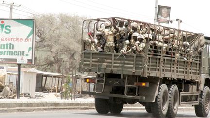 Des soldats dans les rues de Maiduguri, dans le nord-est du Nigeria, le 14 mai 2015. (REUTERS)